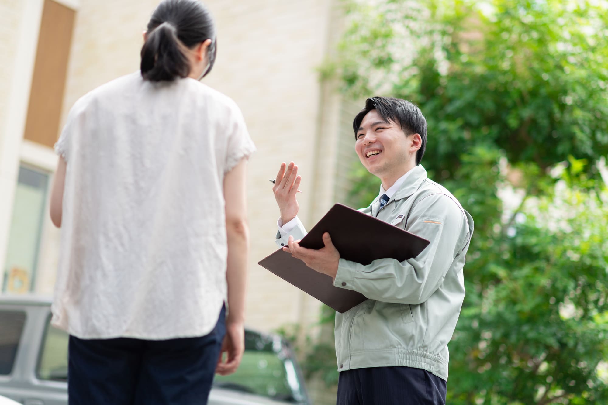 入居者様と話す管理スタッフ