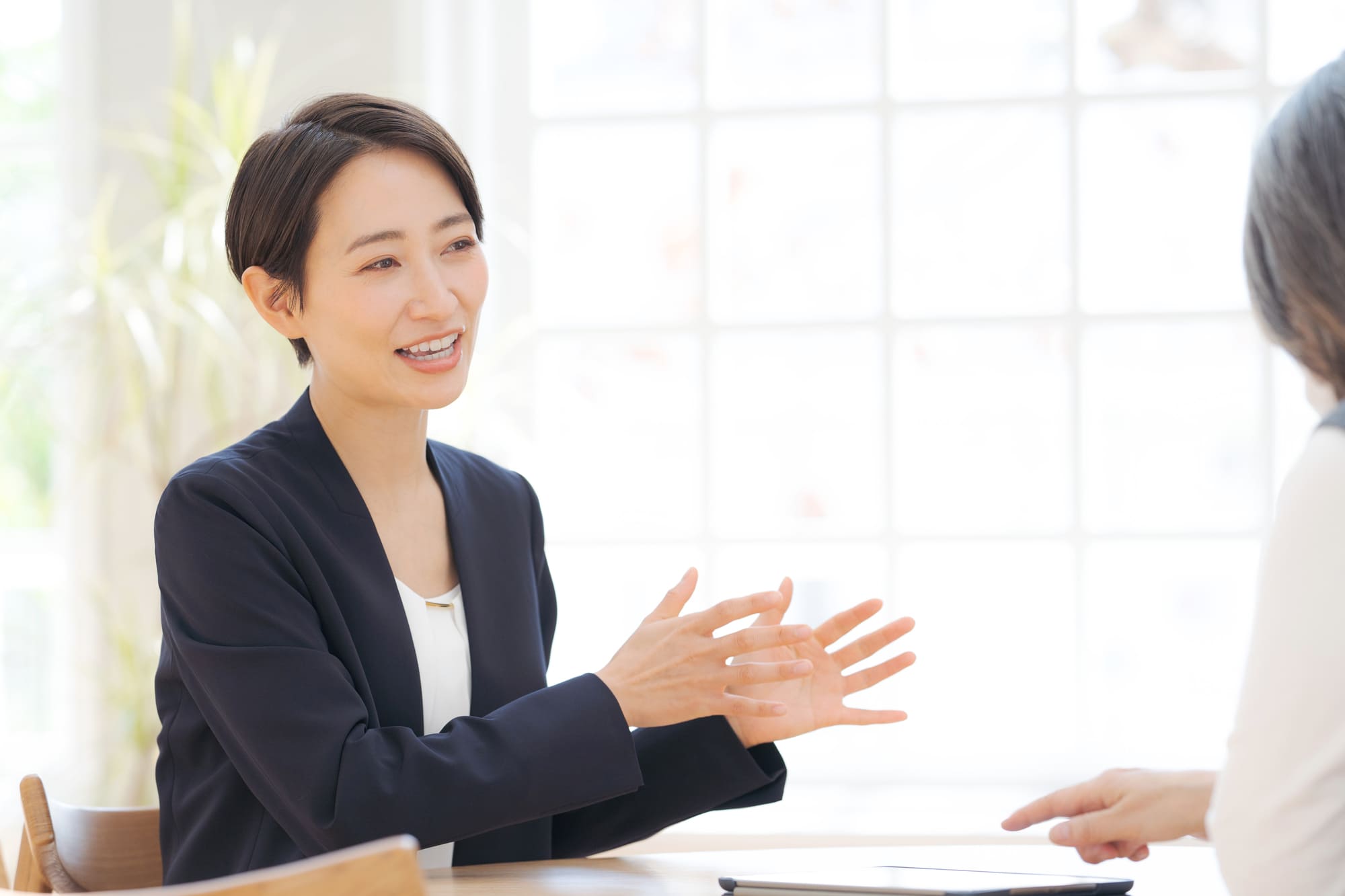 日程を説明する担当者